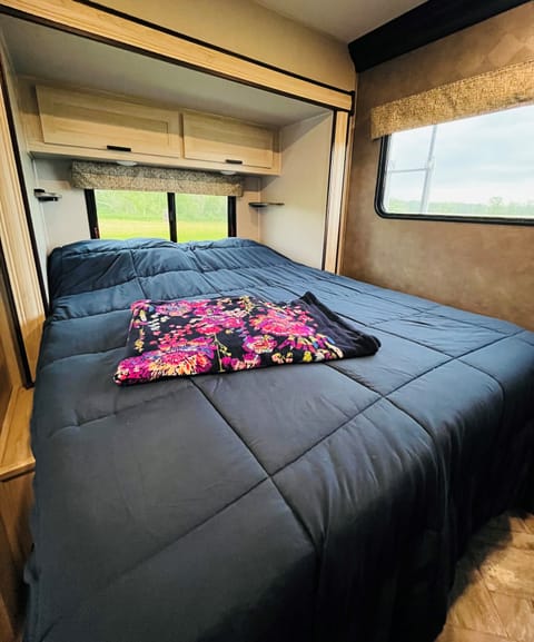 Queen bed.  Denver Mattress Tempur-pedic mattress 
Great sized closet for storage.  27" TV in room