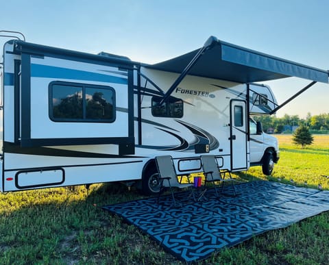 29' Class C
Two SlideOuts- One on each side.
12' Awning
Outdoor Rug included
Chair Rack on RV Ladder (chairs not included)