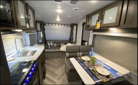 The G's Family Friendly 2022 Forest River CRUISE LITE 19DB XL Remorque tractable in Newmarket