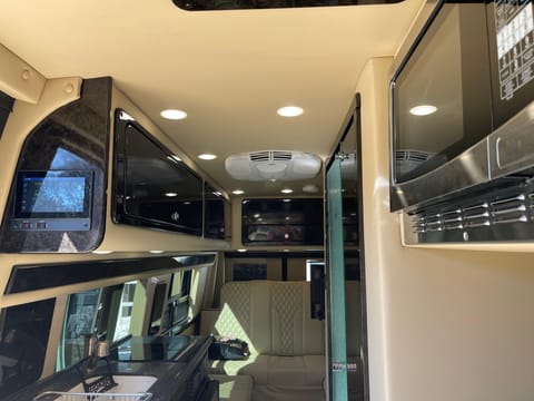 KC's Sunshine Van 2020 Mercedes Luxury Travel for up to 8/Camping for 2-3 Fahrzeug in Concord