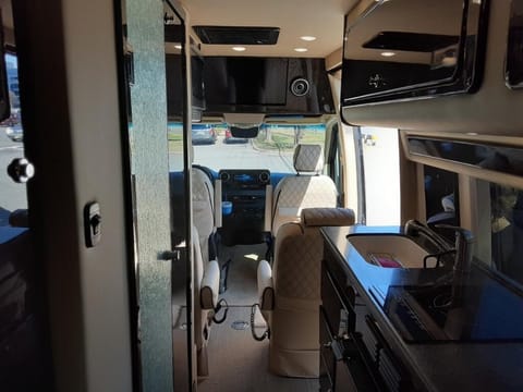 KC's Sunshine Van 2020 Mercedes Luxury Travel for up to 8/Camping for 2-3 Veicolo da guidare in Concord