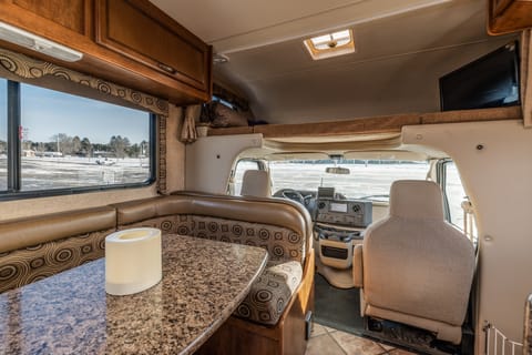2015 Thor Freedom Elite RV | Clean & Easy Pick Up Véhicule routier in Bangor