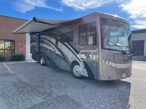 2019 Thor Palazzo Diesel Pusher: Bunk beds, Starlink Internet, Washer/Dryer Vehículo funcional in Holladay