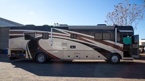 2004 Country Coach 40' Inspire Drivable vehicle in El Cajon