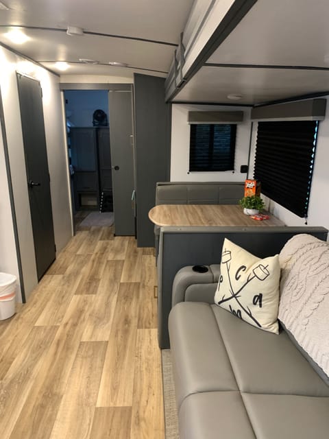 ~The Voyager~ 2 bedrooms/1 bath, Quad Bunkhouse, sleeps 8-10 Towable trailer in New Braunfels