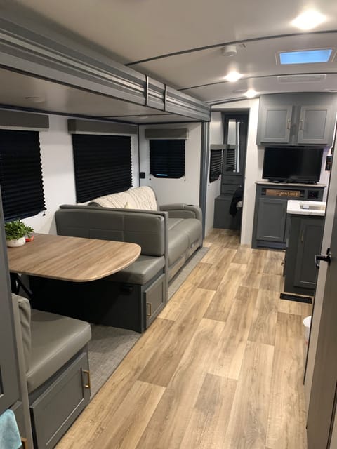 ~The Voyager~ 2 bedrooms/1 bath, Quad Bunkhouse, sleeps 8-10 Towable trailer in New Braunfels