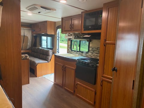Extra clean, roomy and spacious hybrid trailer. LIGHT WEIGHT! Sleeps 10! Towable trailer in Florence