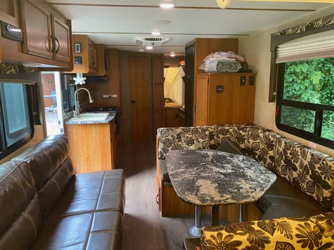 Extra clean, roomy and spacious hybrid trailer. LIGHT WEIGHT! Sleeps 10! Towable trailer in Florence