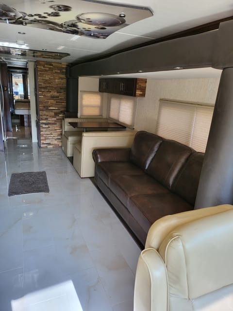 2006 Country Coach Intrigue 530 with a New Modern Remodel. Fahrzeug in Estero