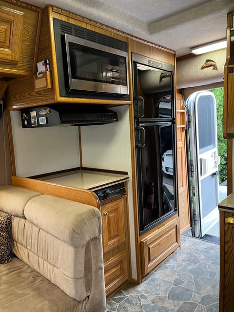 2003 Chinook Concourse Xl. mobile luxury hawaii camping Drivable vehicle in Kailua