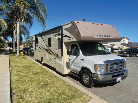 2018 Winnebago Minnie Winnie 31K Drivable vehicle in West Covina