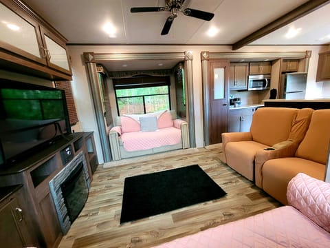 "MADAME" A Luxury Retreat-MEMORY FOAM on King Bed- DELIVERY ONLY Towable trailer in Dunnellon