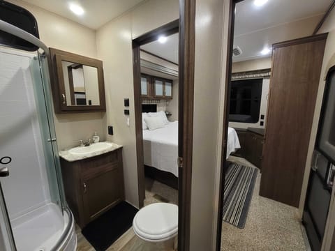 "MADAME" A Luxury Retreat-MEMORY FOAM on King Bed- DELIVERY ONLY Towable trailer in Dunnellon