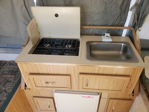 -sink (faucet missing but on back order)
-2 stove elements (extra exterior stove for cooking outside)