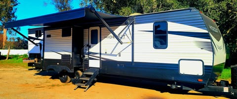 Beautiful Bunkhouse ready for Weathertech raceway w/Sleep Number Bed!! Ziehbarer Anhänger in Pacific Grove