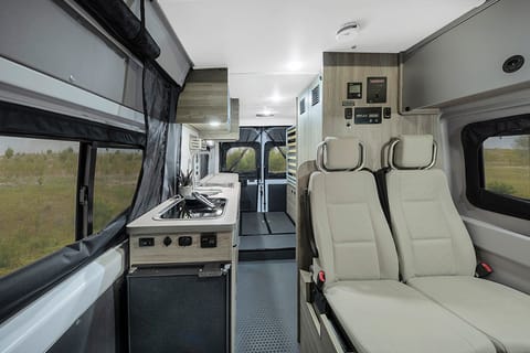 Experience Comfort and Adventure in Our Cozy '22 Winnebago Solis! Fahrzeug in Tigard