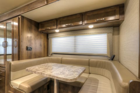 Mercedes - Jayco Melbourne - Apple Car Play / Android Play Véhicule routier in Chester Springs