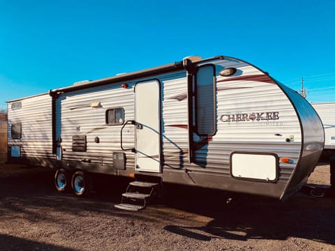 ***2015 Forrest River Cherokee ***sleep up to 9 people has 5 beds 2 separat Tráiler remolcable in Lancaster