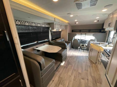 Luxurious Jayco Redhawk Drivable vehicle in Ammon