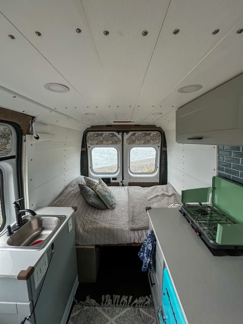 Nomadic Adventure Van - Dodge Ram Promaster Van aménagé in Juneau