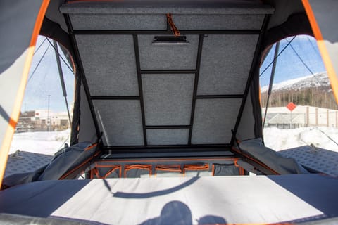 Start your Alaskan Adventure in a Toyota tacoma w/Alu-Cab Canopy Camper! Fahrzeug in Abbott Loop