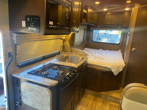 2020 Thor Motor Coach 23ft four winds Véhicule routier in Modesto
