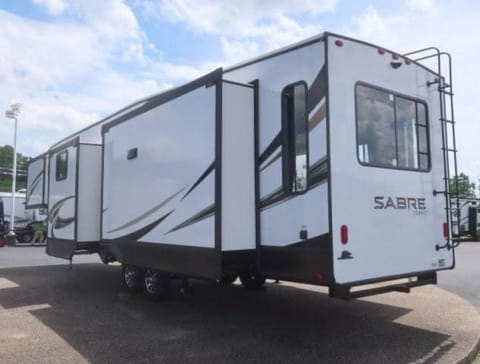 Forest River 5th Wheel with Suite + King Bed! Luxury Towable trailer in Utah