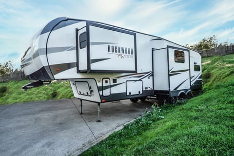 2022 Luxury Feelgood Rockwood 36ft fifth wheel with mid bunk Towable trailer in Sonoma County