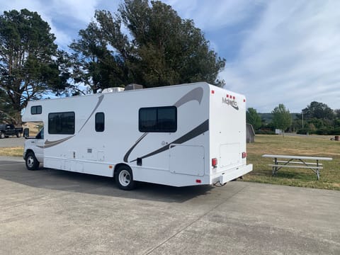 30' RV ready to take you places!