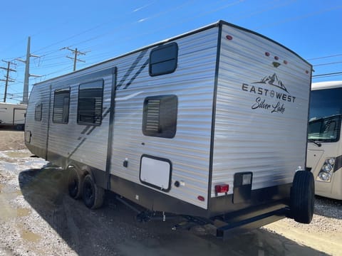 “Frio” 2022 East to West Silver Lake 27 K2D Towable trailer in McKinney