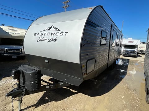 “Frio” 2022 East to West Silver Lake 27 K2D Towable trailer in McKinney