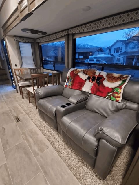 Family Bunk 5Th wheel Towable trailer in Osoyoos