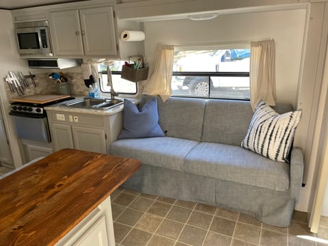 Comfortable, pet friendly, custom designed travel trailer. Tráiler remolcable in Arroyo Grande