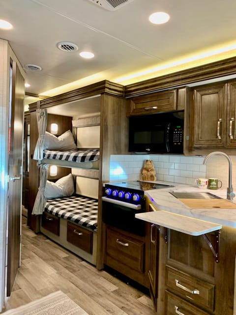 The Just Right Jayco is just right for your next family adventure! Drivable vehicle in Temecula