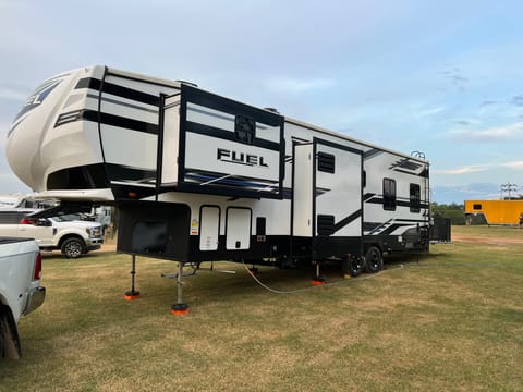 2022 Fuel 352 BRAND NEW Toy hauler Party Patio !! Super Host !!! Towable trailer in Rowlett