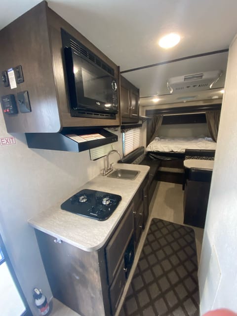 2018 Starcraft Launch Outfitter Towable trailer in Granger