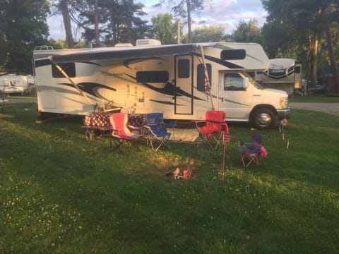 Comfort, convenience and affordability make the RV your 1st choice. This 20 Drivable vehicle in Portage