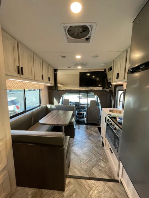 Brand new Class C sleep 5 + 1 Véhicule routier in West Covina