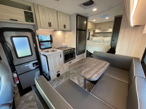 Brand new Class C sleep 5 + 1 Véhicule routier in West Covina