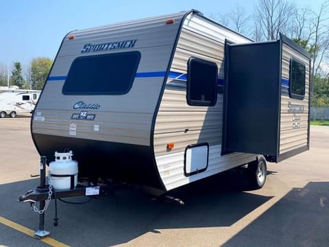 FUN CHASER!! fully equipped 2020 like new!! Towable trailer in Halton Hills