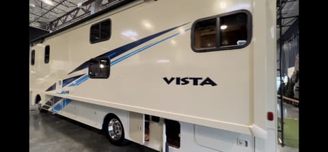 2019 Winnebago Vista - KING bedroom, Bunk Beds, Queen Loft, Sleeps 10 Drivable vehicle in Elk Grove