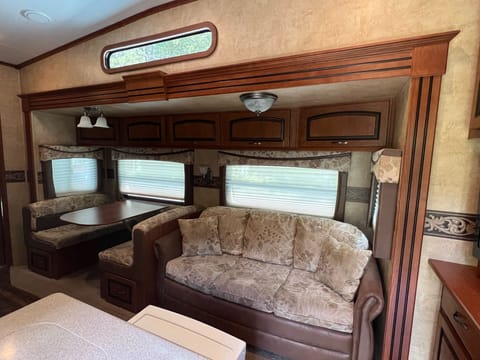 2011 Jayco Eagle 365 BHS. Very large private bunk house, two bathrooms! Remorque tractable in Kawartha Lakes