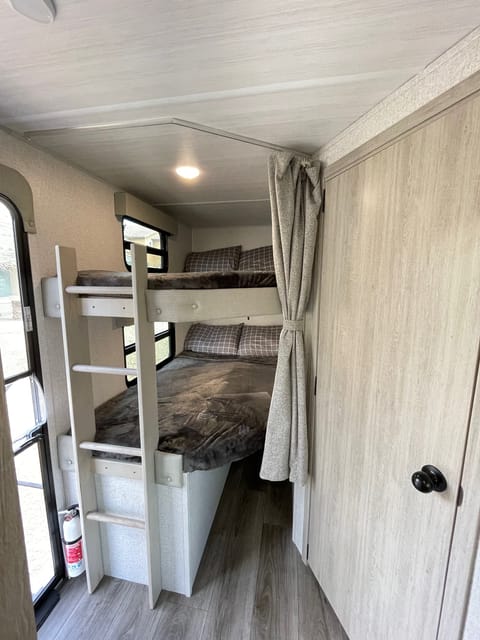 2022 East to West Alta, Delivery & Setup Available Sleeps 10 Towable trailer in Chandler