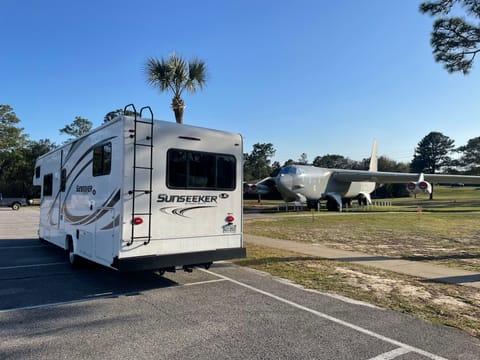 2019 32' Sunseeker-Safe, modern, comfortable, kid-friendly! Bunkhouse! Drivable vehicle in Orland Park