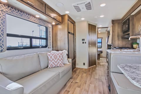 2019 Luxury Jayco Redhawk with BUNK BEDS Drivable vehicle in Nampa