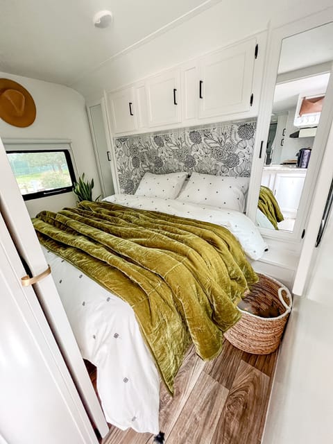 Large, Comfy, Renovated RV with big bunk room! Glamping in style! Tráiler remolcable in East Nashville