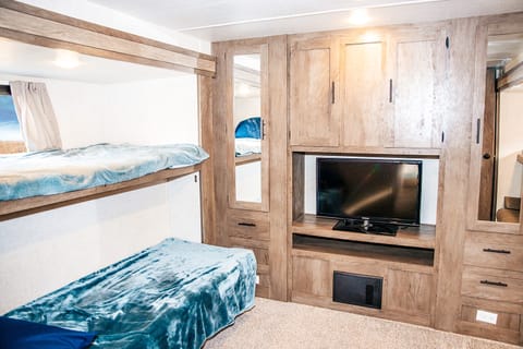 HUGE bunkroom sleeps 10 with outdoor kitchen Towable trailer in Carolina Forest