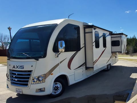 2019 Thor Motor Coach Axis 27.7 Drivable vehicle in Rockwall