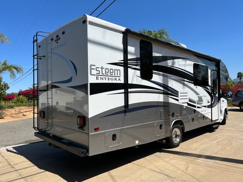 200 miles per night included! Relaxing, Reliable RV 2022 Entegra "Sonoma" Véhicule routier in Fallbrook