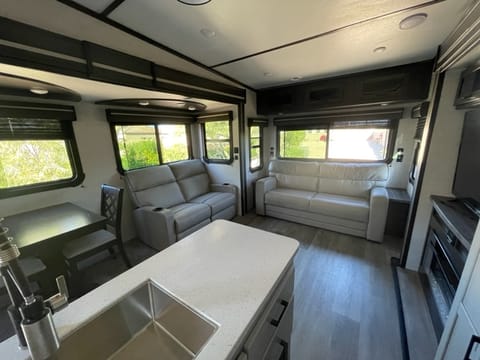 2021 Crossroads RV Cruiser Aire--Spacious, Beautiful and Immaculate Towable trailer in Anthem